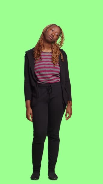 Vertikales Video Afroamerikanerin Steht Mit Vollem Körper Auf Greenscreen Hintergrund — Stockvideo