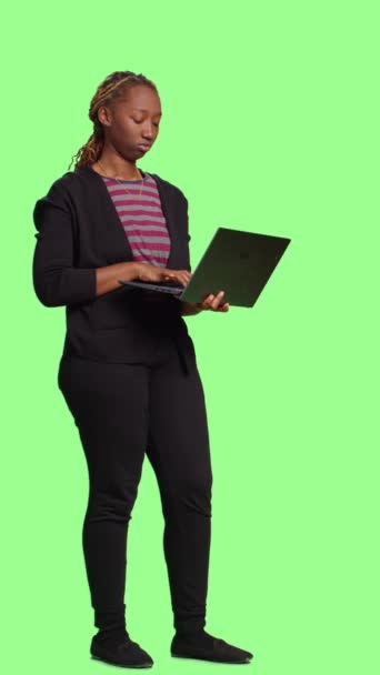 Κάθετη Βίντεο Σύγχρονη Νεαρή Γυναίκα Κρατώντας Φορητό Υπολογιστή Και Περιήγηση — Αρχείο Βίντεο
