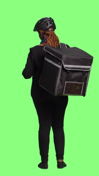 Вертикальне Відео Людина Яка Доставляє Фастфуд Коробку Рюкзаків Переглядає Інтернет — стокове відео