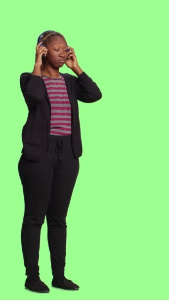 Vídeo Vertical Menina Afro Americana Ouvindo Música Fones Ouvido Áudio — Vídeo de Stock