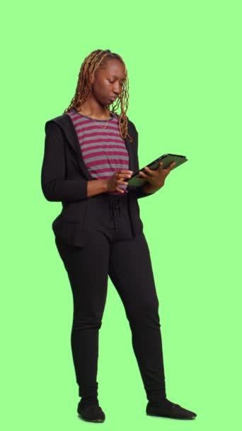Вертикальне Відео Сучасна Людина Використовує Цифровий Планшет Фоні Зеленого Екрану — стокове відео