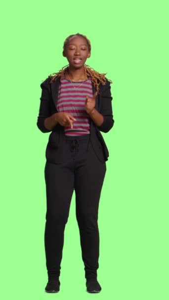Dikey Video Oyuncu Insan Stüdyoda Yeşil Ekranın Arkasında Dans Figürleriyle — Stok video