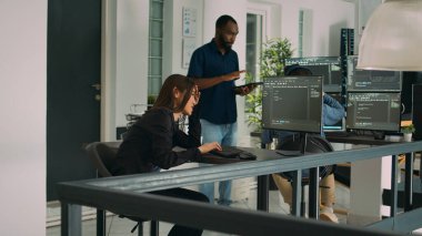 Yazılım programcısı bilgisayar önünde kod yazma konusunda stresli hissediyor, yapay zeka algoritması gösteriyor. Uçbirim penceresinde html veritabanını kodlayan yorgun üzgün geliştirici.