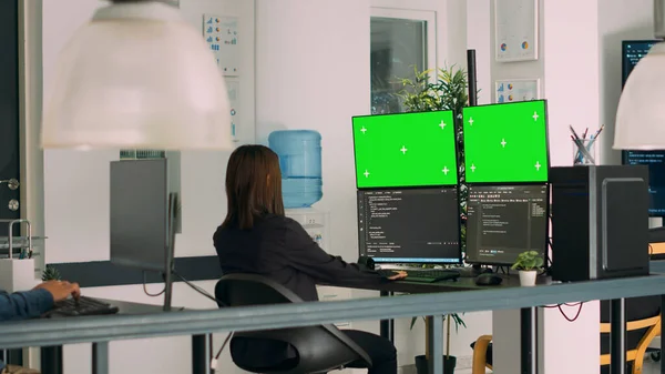 아시아 시스템 엔지니어는 Html 스크립트 코드와 소프트웨어 사무실의 모니터에 스크린을 — 스톡 사진