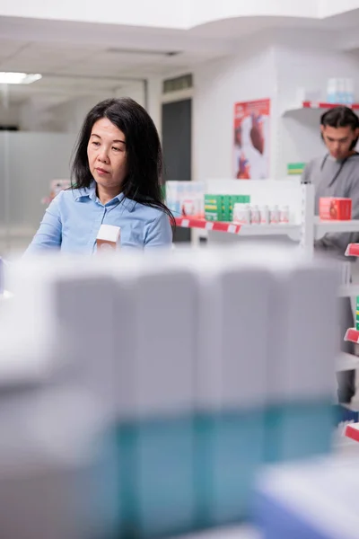 Женщина Клиент Хочет Купить Лекарства Аптеке Здравоохранения Глядя Лекарственные Средства — стоковое фото
