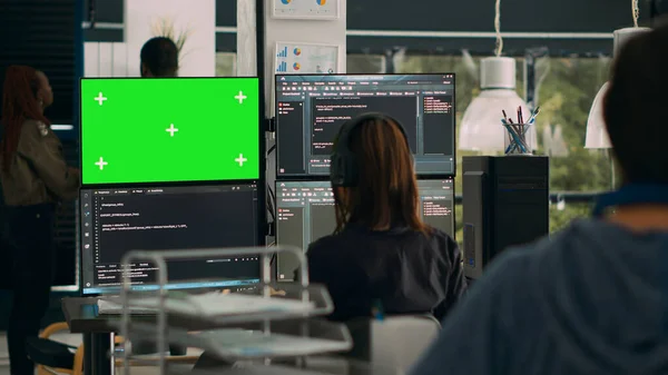 Programmatore Donna Guardando Greenscreen Codice Sulla Finestra Del Terminale Lavorando — Foto Stock