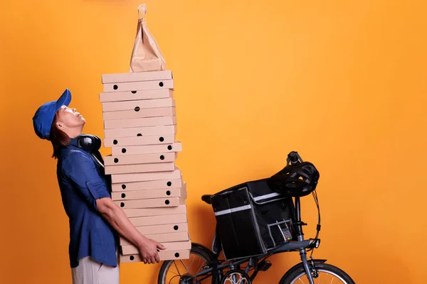 Entrega Takeaway Sênior Com Dando Ordem Comida Segurando Caixas Pizza — Fotografia de Stock
