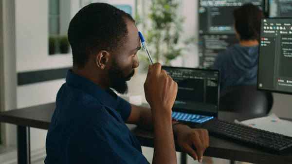 非裔美国人系统工程人员正在思考Html脚本的开发 以便在代理办公室对其语言进行编码 软件开发人员集思广益 编写人工智能算法 — 图库照片