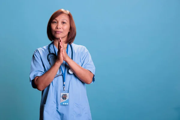 Religijny Asystent Medyczny Trzymający Się Ręce Modlący Się Boga Podczas — Zdjęcie stockowe