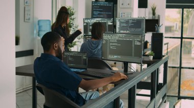 Bilgisayarda, sunucu arayüzü geliştirmek için veritabanı kodu kullanan Afro-Amerikan kodlayıcı yazılım dili. Sistem mühendisi html betiği ve bulut hesaplama geliştirme ajansını analiz ediyor.
