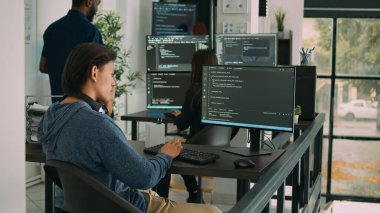 Sunucu kodlu Asyalı yazılım mühendisi bilgisayar ekranında sistem bilgilerini daktilo ediyor. Veritabanı programcısı algoritmalarla kod yazıyor, o dil.