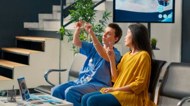 Çeşitli insanlar tıbbi tesiste yüksek teknolojili üç boyutlu hologramı analiz ediyor, sağlık hizmetleri danışmanlığı yapıyorlar. Yapay zeka ve karmaşık gerçeklik ile gelecekteki görüntüye bakıyorum. Üçayak atışı.