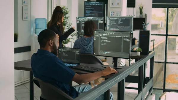 非裔美国人编码器在计算机上编写编程语言 使用数据库代码开发服务器接口 系统工程人员分析Html脚本及其开发代理中的云计算 — 图库照片