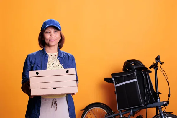 Mavi Üniformalı Asyalı Yemek Dağıtım Elemanı Elinde Bisikletli Müşteriye Teslim — Stok fotoğraf