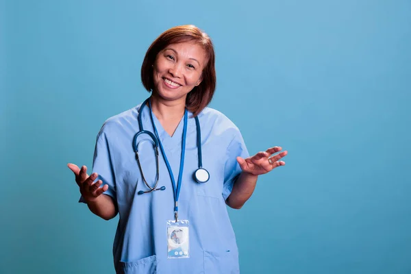 Счастливая Азиатская Медсестра Носящая Стетоскоп Синюю Униформу Время Осмотра Посещает — стоковое фото