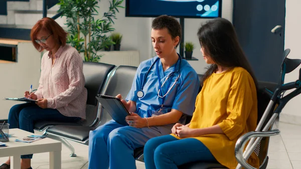 Krankenschwester Und Asiatin Bei Der Vorsorgeuntersuchung Mit Digitalem Tablet Gespräch — Stockfoto