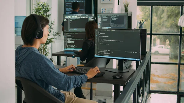 Junior Entwickler Programmiercode Auf Dem Terminal Fenster Eingabe Von Serverinformationen — Stockfoto
