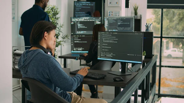 아시아 소프트웨어 엔지니어는 코드로 프로그램을 작업하고 컴퓨터 화면에 시스템 정보를 — 스톡 사진