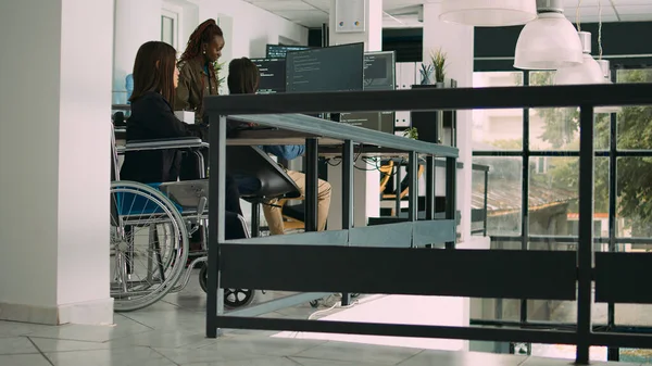 컴퓨터에서 코드를 입력하는 장애가 프로그램으로 클라우드 컴퓨팅 터미널 휠체어를 사무실에서 — 스톡 사진