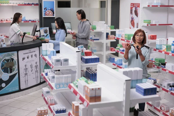 Cliente Asiatico Che Analizza Scatole Bottiglie Medicina Farmacia Acquistare Trattamento — Foto Stock