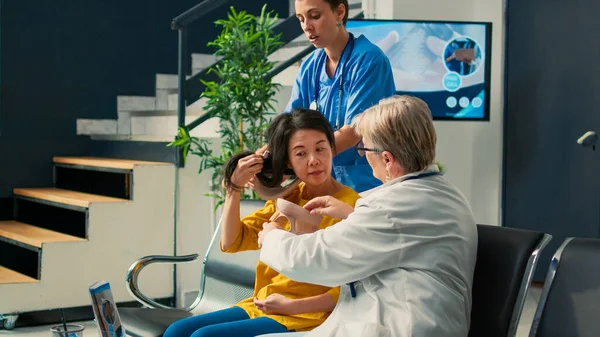 医护人员帮助亚洲病人摘下颈圈 试图在骨折后康复 子宫颈泡沫支架患者在健康中心接受医生和护士的帮助 — 图库照片