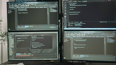 Uçbirim penceresi ve yapay zeka programlama kodlarını gösteren birden fazla monitörlü bir masa. Boş yazılım geliştirme bürosu sunucuları ile bulut hesaplama, html betiği.