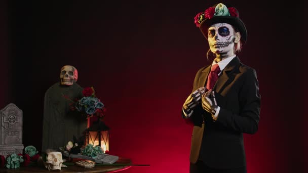 산타클로스가 정장을 모자를 축제의 예술을 스러운 모습을 있습니다 멕시코의 스러운 — 비디오