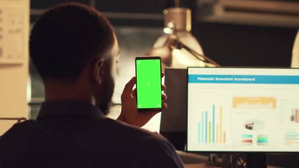 Startup Pracownik Trzyma Smartfona Zielonym Ekranem Pracuje Nad Danymi Firmy — Wideo stockowe