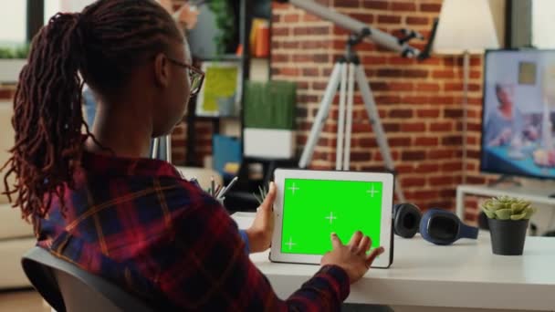 Adulte Afro Américain Utilisant Une Tablette Portable Avec Écran Vert — Video