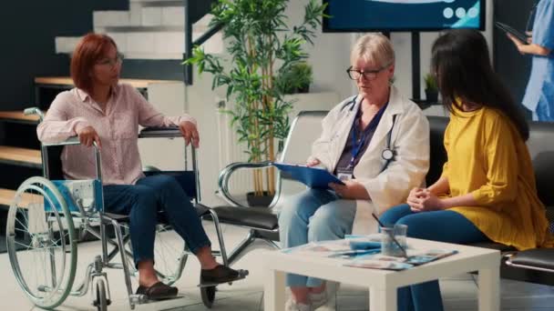 Medis Senior Melakukan Konsultasi Dengan Pasien Asia Kursi Roda Berbicara — Stok Video