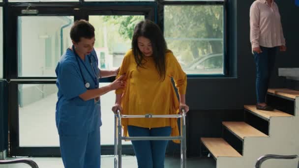 Patient Asiatique Utilisant Cadre Marche Pour Marcher Dans Clinique Médicale — Video