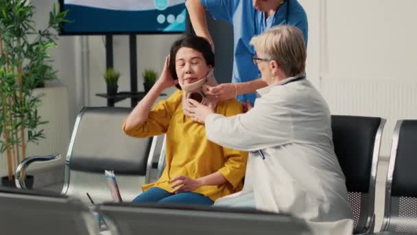 Aziatische Vrouw Het Verwijderen Van Medische Nek Kraag Met Medische — Stockvideo