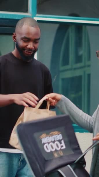 Vídeo Vertical Mensajero Afroamericano Entregando Comida Restaurante Cliente Equivocado Hombre — Vídeo de stock