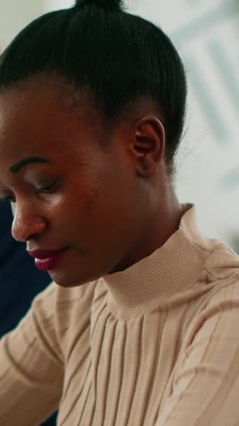 Zwarte Manager Vrouw Kijkt Naar Camera Glimlachend Zittend Aan Conferentiebalie — Stockvideo