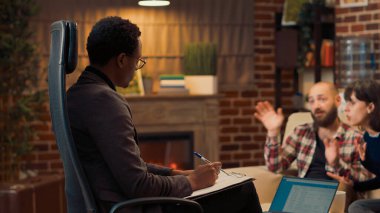 Afrika kökenli Amerikalı danışman mutsuz çiftle terapi seansında notlar alıyor, çatışma sorunlarını dinliyor. Erkek terapist boşanmadan evliliği kurtarmak için danışmanlık yapıyor..