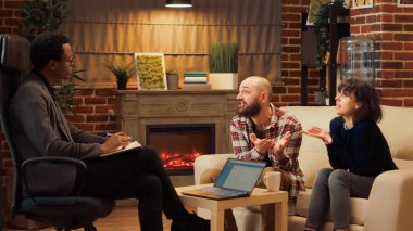 Evlilik danışmanıyla psikoloji randevusunda kavga eden erkek ve kadın sorunlardan şikayetçi. Profesyonel terapi seansında tartışan çiftleri dinleyen uzman..