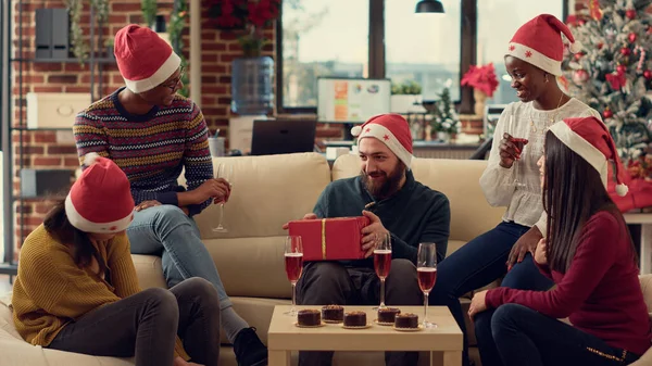 Bir Grup Insan Noel Arifesini Ofis Partisinde Hediyelerle Şenlikli Süslemeler — Stok fotoğraf