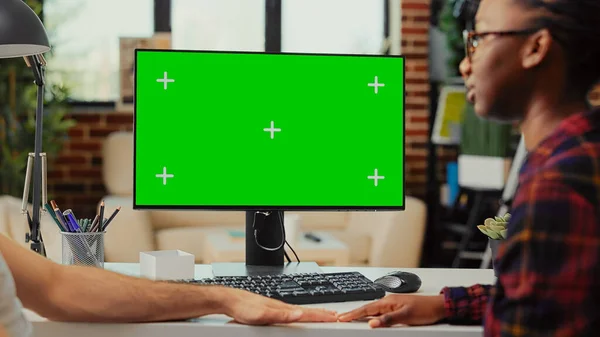 Multiethnisches Team Arbeitet Computer Mit Greenscreen Hause Mit Monitor Isolierte — Stockfoto