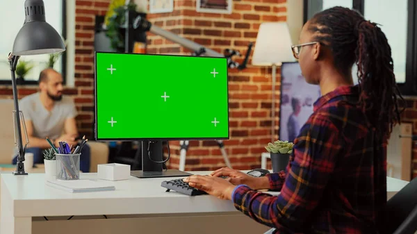 African American Person Using Monitor Check Greenscreen Template Isolated Display — Stock Photo, Image