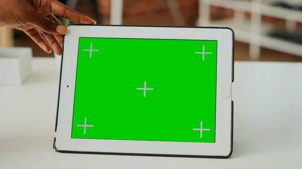 具有水平绿色屏幕的年轻女子手持设备 分析数字平板上孤立的模型模板和空白复制空间 在无线小工具上使用彩色键显示 靠近点 — 图库照片