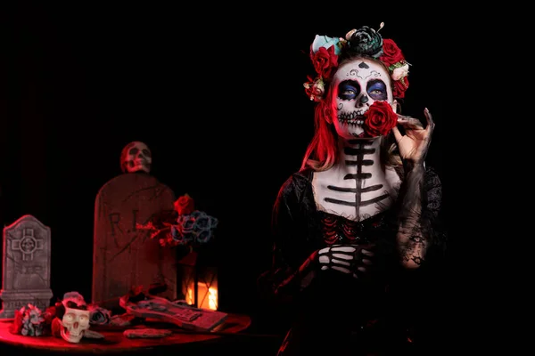 Dama Espeluznante Muerte Sosteniendo Rosa Vistiendo Hermoso Cráneo Maquillaje Arte —  Fotos de Stock
