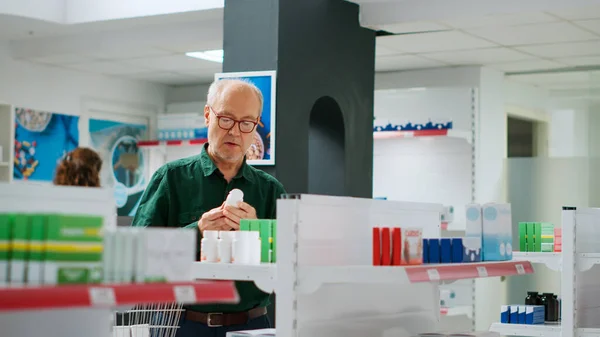 Senior Man Analysera Lådor Med Medicin Och Piller Flaskor Titta — Stockfoto