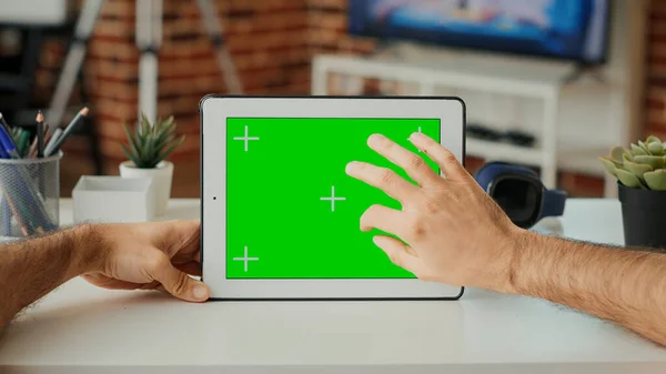 Mężczyzna Freelancer Patrząc Poziomym Zielonym Ekranie Wyświetlaczu Pracy Tabletem Bezprzewodowym — Zdjęcie stockowe