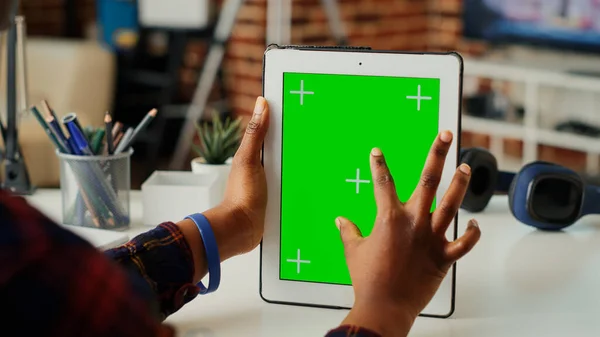 女经理在现代平板电脑上使用绿色显示屏 分析小玩艺儿上孤立的模拟模板 在便携式无线设备上使用空白彩色密钥复制空间 靠近点 — 图库照片