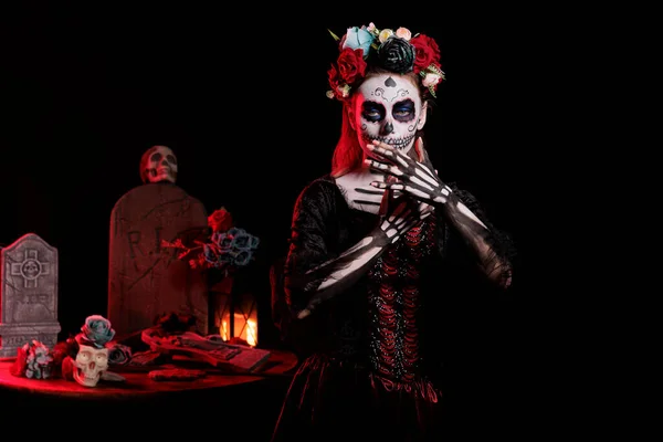 在死气沉沉的节日传统中 穿着圣塔轻薄服装的有魅力的人在演播室里摆姿势 卡特里娜骷髅艺术的模型 看上去就像死亡女神 — 图库照片