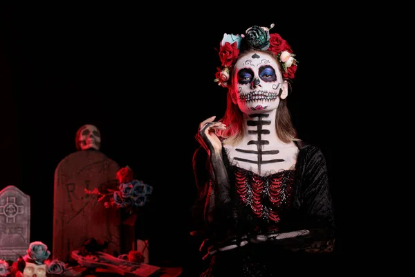 恐怖的死亡女士身穿黑色服装头盖骨艺术 头戴玫瑰花冠 在演播室里庆祝墨西哥音乐传统工作室 — 图库照片