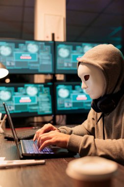 Maske takan korkutucu erkek dolandırıcı veritabanı sunucularını hackliyor, kaputu olan bir hacker bilgisayar sistemine giriyor ve kötü amaçlı yazılım yaratmak için virüsü etkinleştiriyor. Büyük verileri çalan gizemli sahtekar..