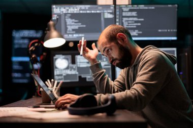 Kodlama çözümü hakkında fikir üreten düşünceli bir programcı, veritabanı betiği oluşturmak için algoritma buluyor. Gece geç saatlerde düşüncelere dalıp yazılım geliştirme sistemini düşünüyorum..