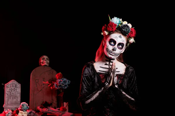 Ijesztő Halál Istennője Jelmez Test Művészet Visel Virágot Koronát Ünnepelni — Stock Fotó