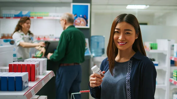 Lächelnder Asiatischer Kunde Prüft Medikamentenverpackungen Den Regalen Betrachtet Gesundheitsprodukte Die — Stockfoto